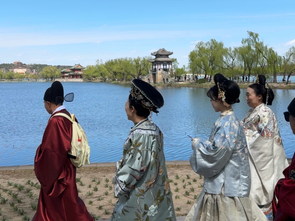 Promenade en tenue traditionnelle au bord d’un lac, photo naturelle