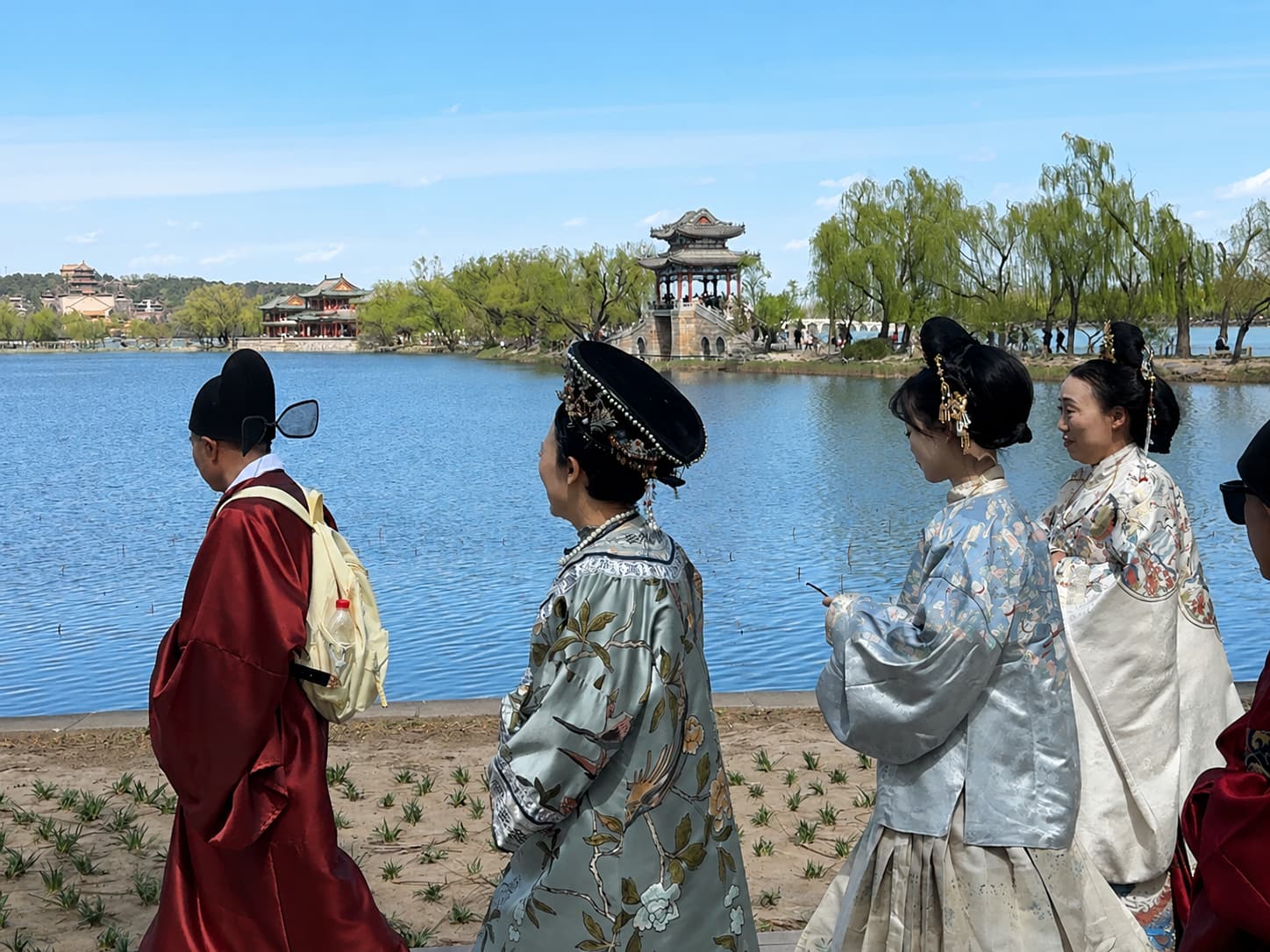 Promenade en tenue traditionnelle au bord d’un lac, photo naturelle